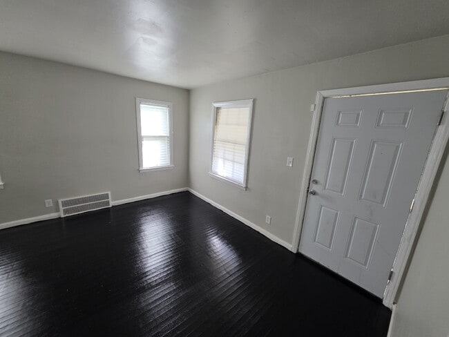 Building Photo - 15825 Fairmount Dr