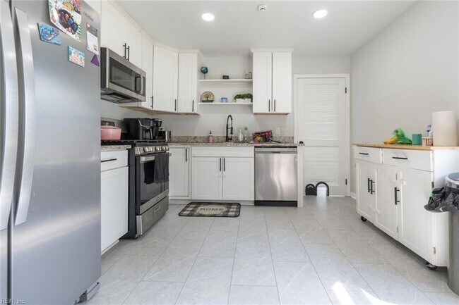 Building Photo - 1217 Lakeview Dr