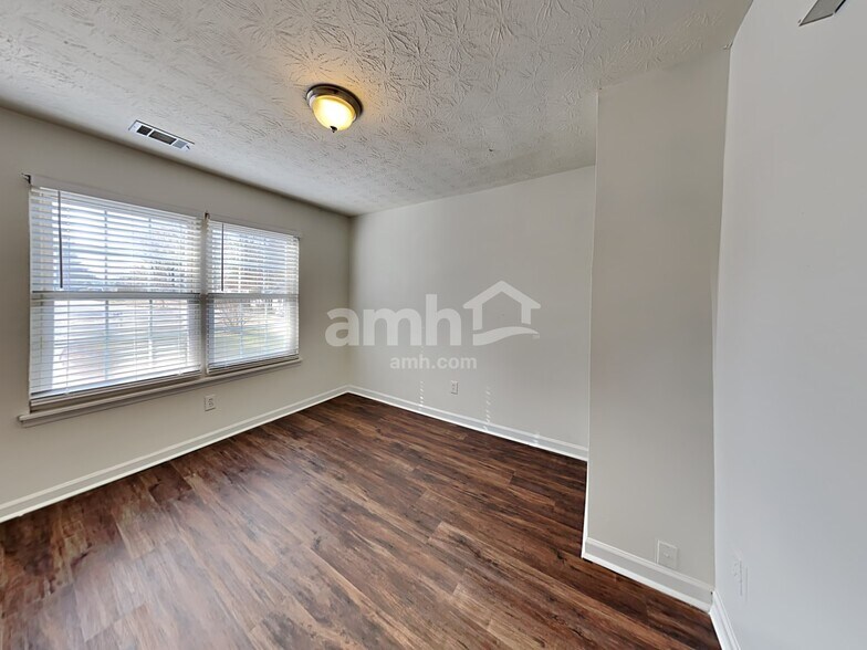 Building Photo - 200 Deer Walk Dr