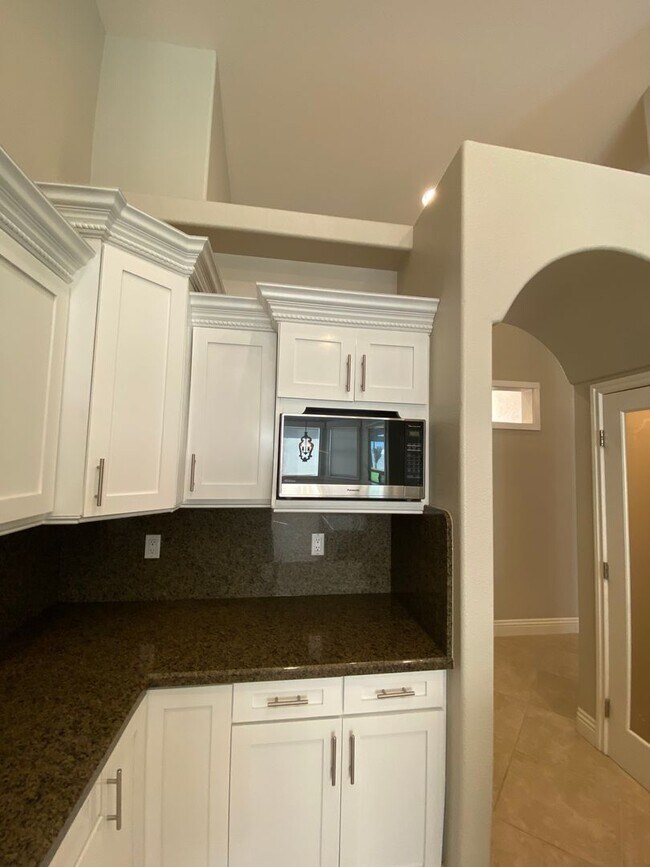 Building Photo - CALVADA VALLEY U.1 - Oakleaf Avenue