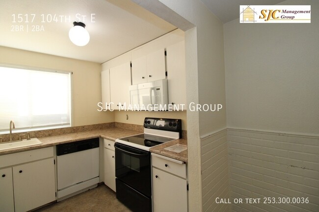 Building Photo - Clean and move in ready townhouse style condo