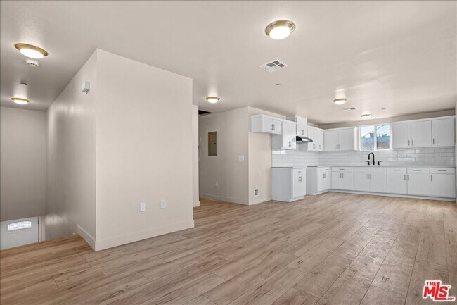 Building Photo - 707 W 80th St