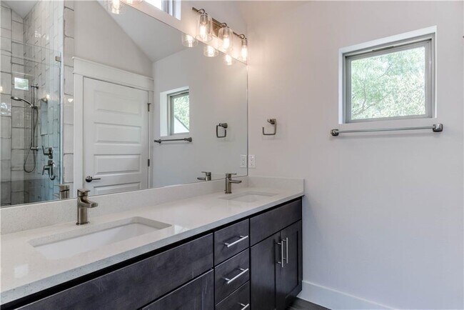 Building Photo - 8411 Bowling Green Dr
