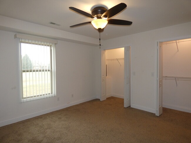 Building Photo - 627 N Edgemere Dr