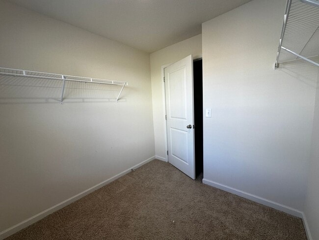 Building Photo - 4 bed/2.5 bath home - E Morristown