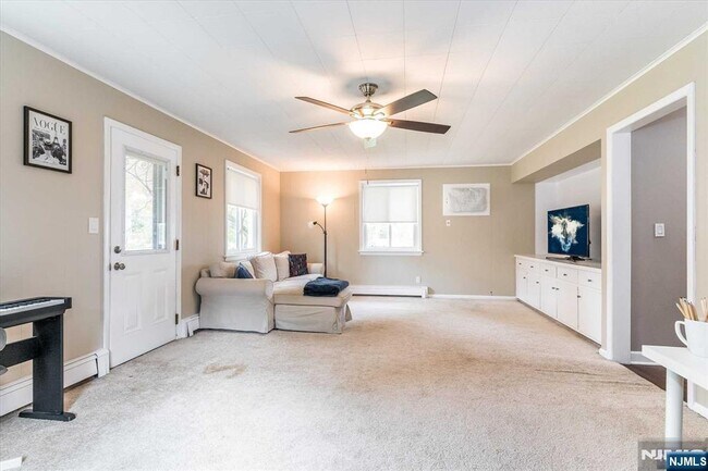 Building Photo - 354 Plaza