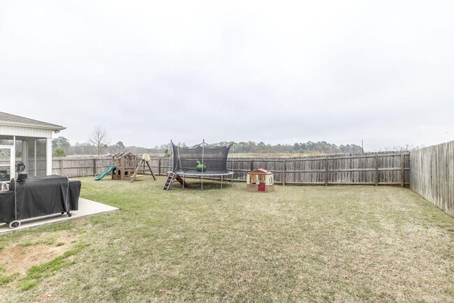 Building Photo - "Spacious 4-Bedroom Home with Granite Coun...