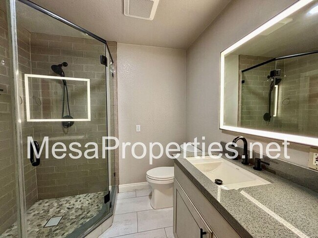 Building Photo - 13871 Oakmont Dr