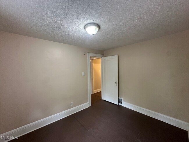 Building Photo - 1248 Pondview Ave