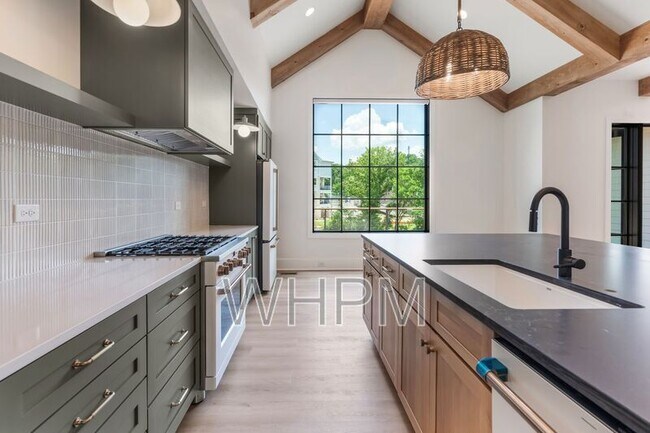 Building Photo - 541 Skyview Dr