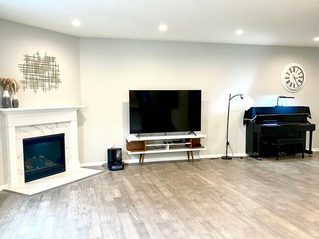 Building Photo - 2835 Dillon Dr