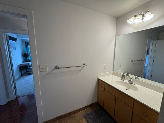 Building Photo - One Bedroom Furnished/Unfurnished Condo in Uptown Charlotte