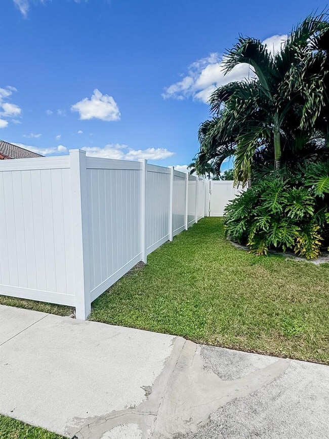 Building Photo - 9398 Laurel Green Dr