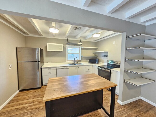 Building Photo - 2 Bedroom 2 Bathroom fully electric house ...