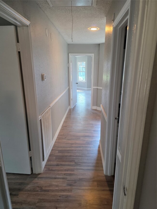 Building Photo - 3214 S Briar Knoll Dr