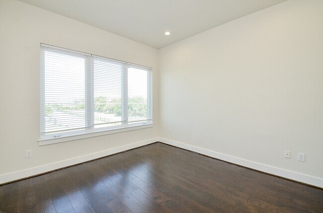 Building Photo - 2103 Engelmohr St