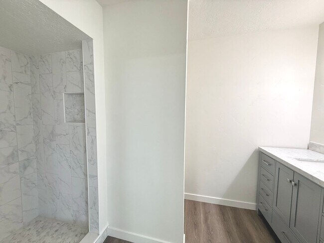 Building Photo - Open House June 20th | 3 Bedroom Townhome in Holladay