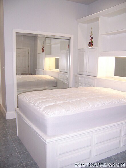 Building Photo - 188 Maverick St