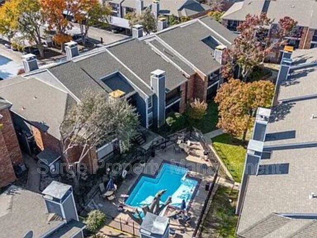 Building Photo - 18333 Roehampton Dr