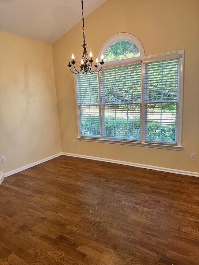 Building Photo - 420 White Rose Trce
