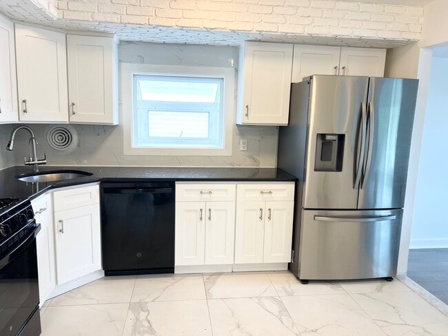 Building Photo - 156 Petrus Ave