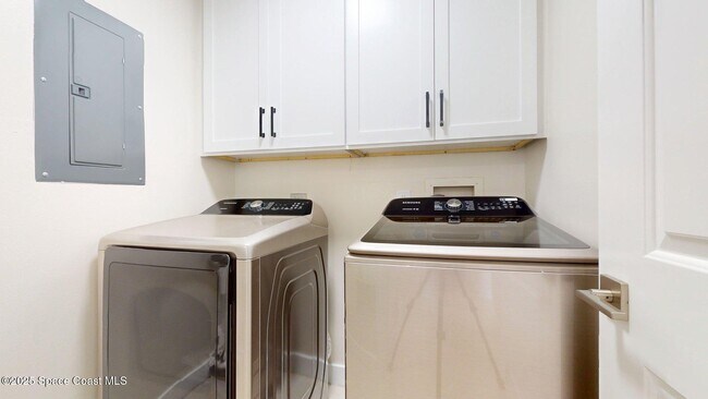 Building Photo - 300 Columbia Dr