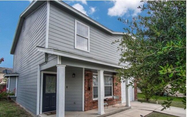 Building Photo - 3 Bed  1/2  Bath  with Large Yard