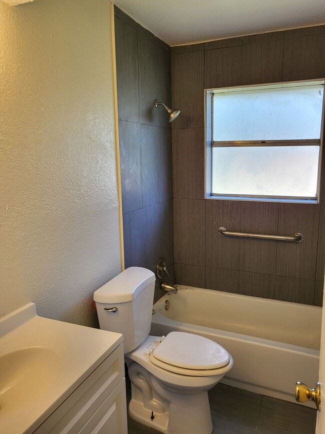Building Photo - 1417 Laura Ln