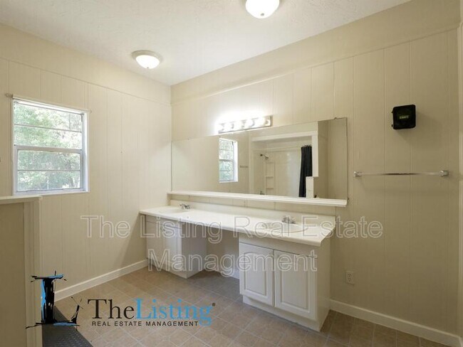 Building Photo - 611 E Plymouth Ave