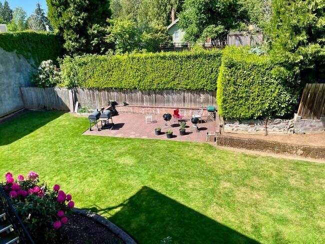 Building Photo - this is a must see large 2 bed 1bath. Clos...