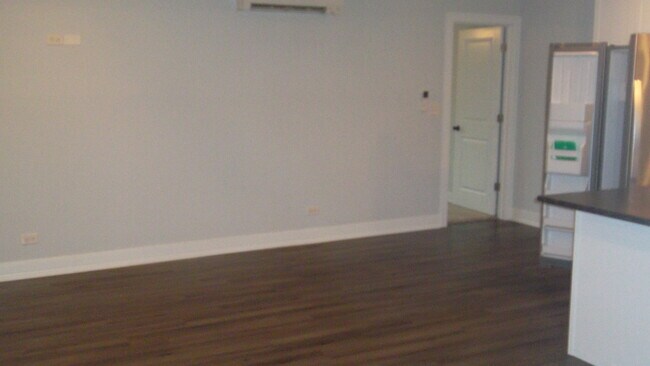 Building Photo - 850 N State St