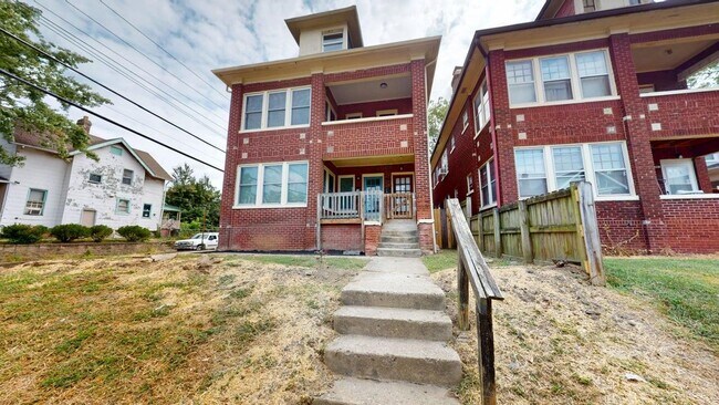 Primary Photo - 978 1/2 Linwood Ave