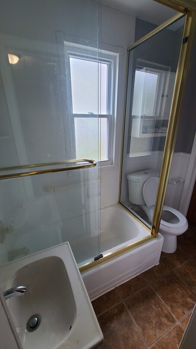 Building Photo - 112 S Crysler Ave