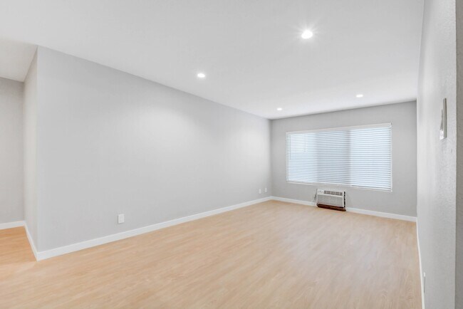 Building Photo - 1525 Amherst