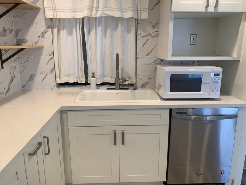 Building Photo - 2032 E Bermuda St