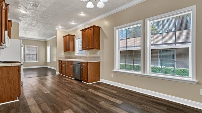 Building Photo - Spacious 3-Bedroom Home with Recent Upgrad...