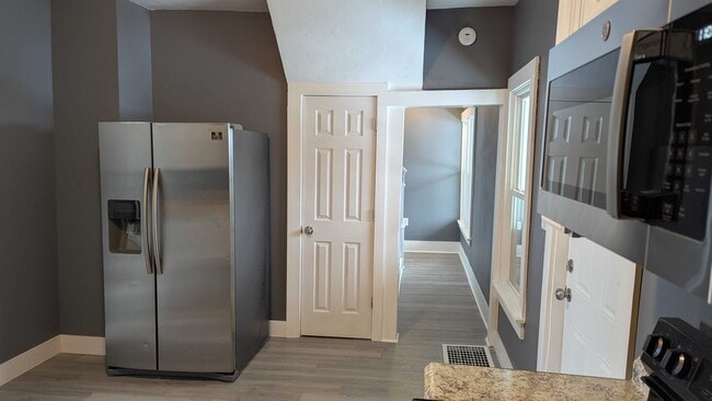 Building Photo - 812 E 3rd St