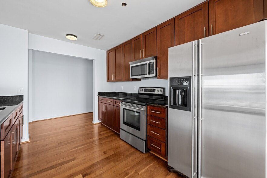 Building Photo - 2702 Lighthouse Pt E