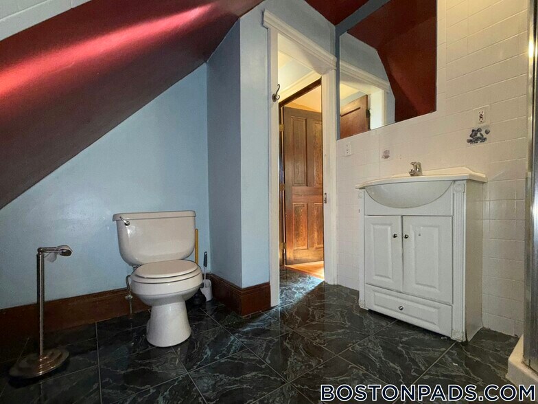 Building Photo - 547 Talbot Ave