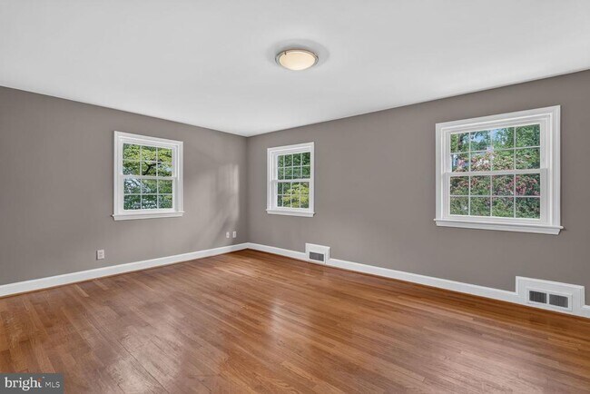 Building Photo - 7215 Rollingwood Dr