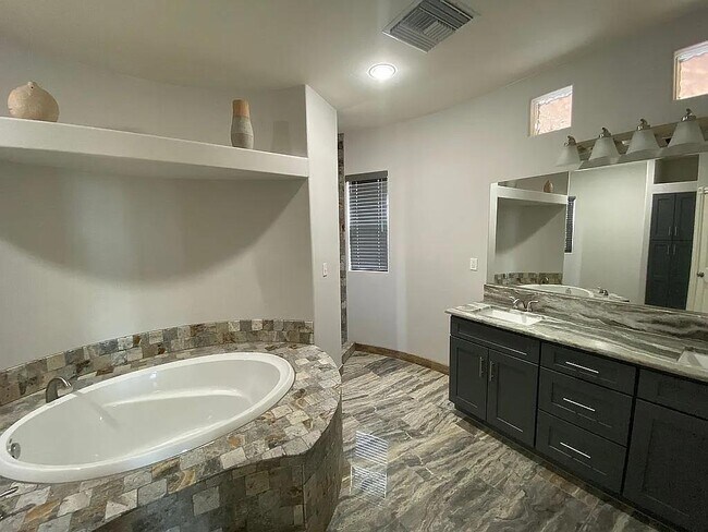 Building Photo - 3528 N Val Vista Rd