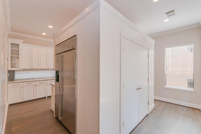 Building Photo - 650 Birdsall St