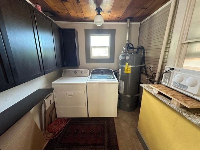 Building Photo - Adorable 2 Bedroom One Bathroom Home Close...