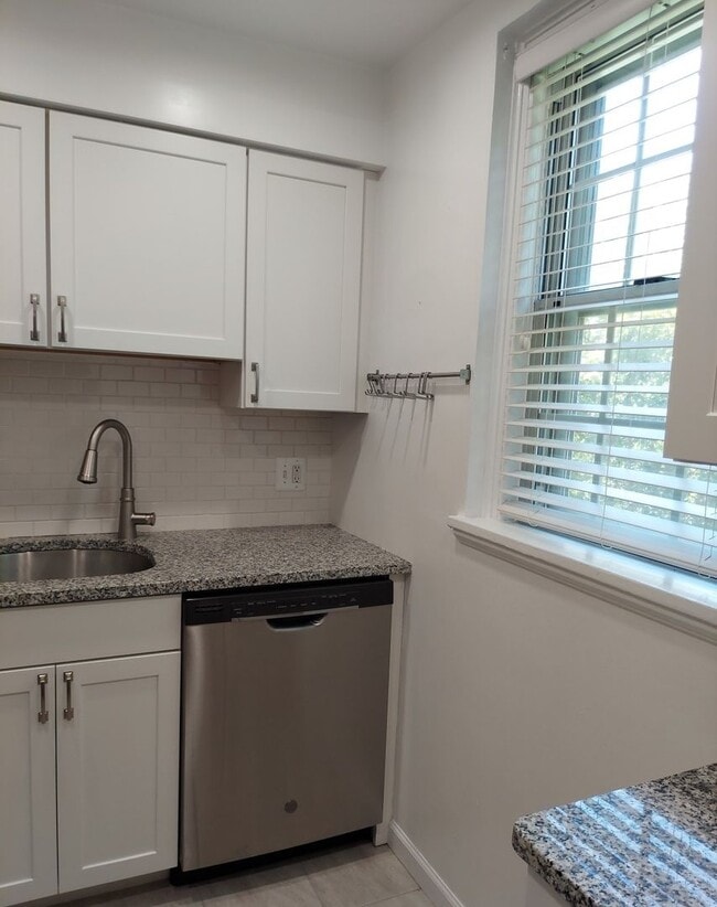 Building Photo - Stunning And Spacious 2-Level, 1 Bedroom, ...