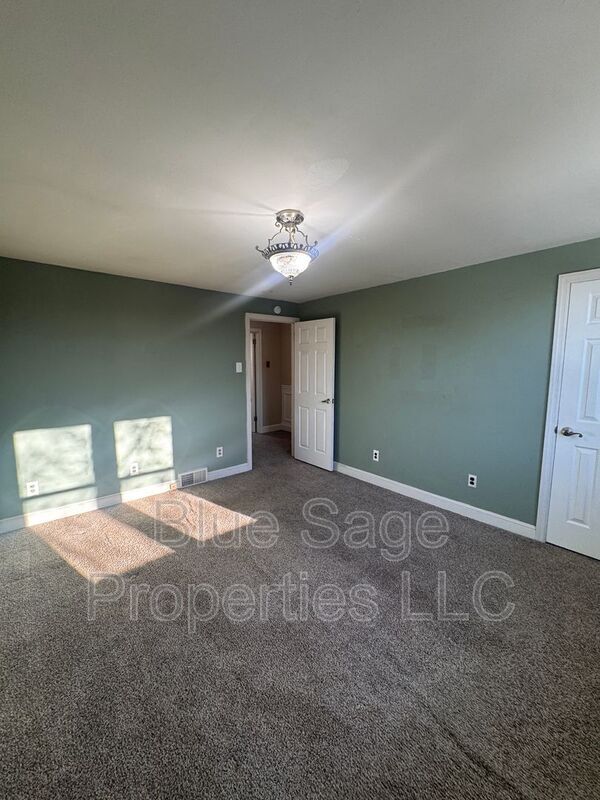 Building Photo - 227 Pine St