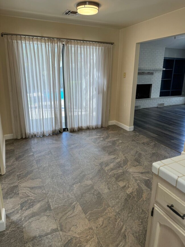 Building Photo - 3 bedroom 2 bath home in The Oaks