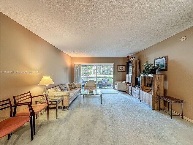 Building Photo - 3501 Inverrary Dr