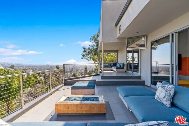 Building Photo - 8614 Hollywood Blvd