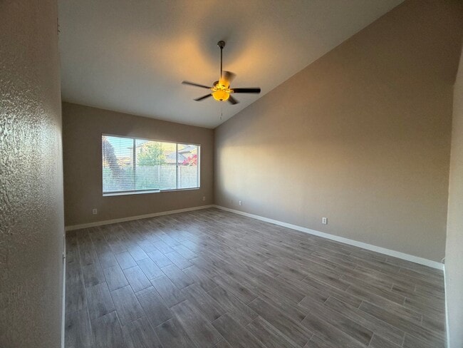Building Photo - UPDATED BEAUTY IN GARDEN LAKES