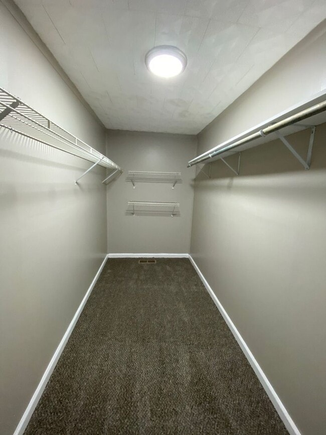 Building Photo - Now accepting applications for a 2 bedroom...